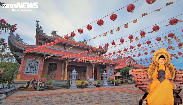 Điều làm chùa Linh Sơn khiến các nhà khảo cổ và du khách thập phương lặn lội tìm về chính là pho tượng "Phật Lồi" độc nhất vô nhị có 12 dòng cổ tự Chăm-Pa phía sau lưng kỳ bí, chưa có lời giải đáp.