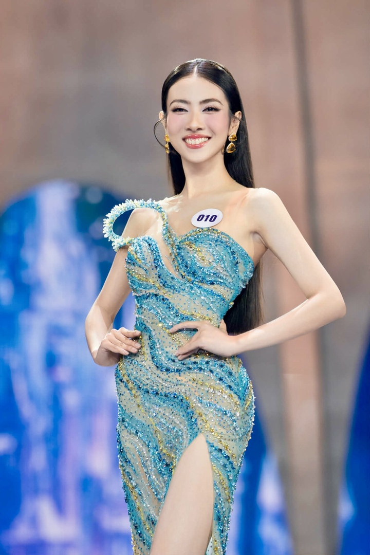 Hoài Nam lớn lên trong gia đình thuần nông ở vùng miền núi tỉnh Quảng Nam cũ (nay là TP. Đà Nẵng). Từ sớm, cô luôn chủ động và nỗ lực trong học tập. Những năm phổ thông, cô từng tham gia Diễn đàn Trẻ em cấp quốc gia (2018), giành giải Nhất “Thuyết trình Văn học” (2019) và giải Nhất “Văn học - Học văn” (2022) cấp tỉnh và các giải học thuật khác.