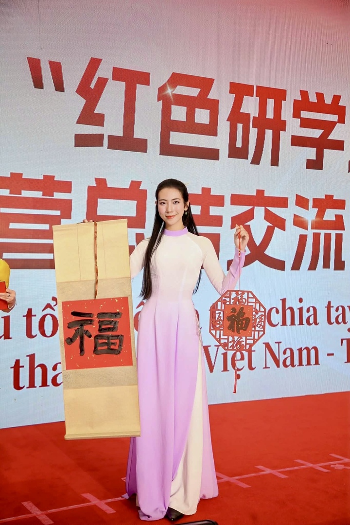Năm 2025, Hoài Nam tiếp tục là một trong 200 đại biểu tham gia chương trình “Hành trình đỏ – nghiên cứu, học tập” tại Trung Quốc.