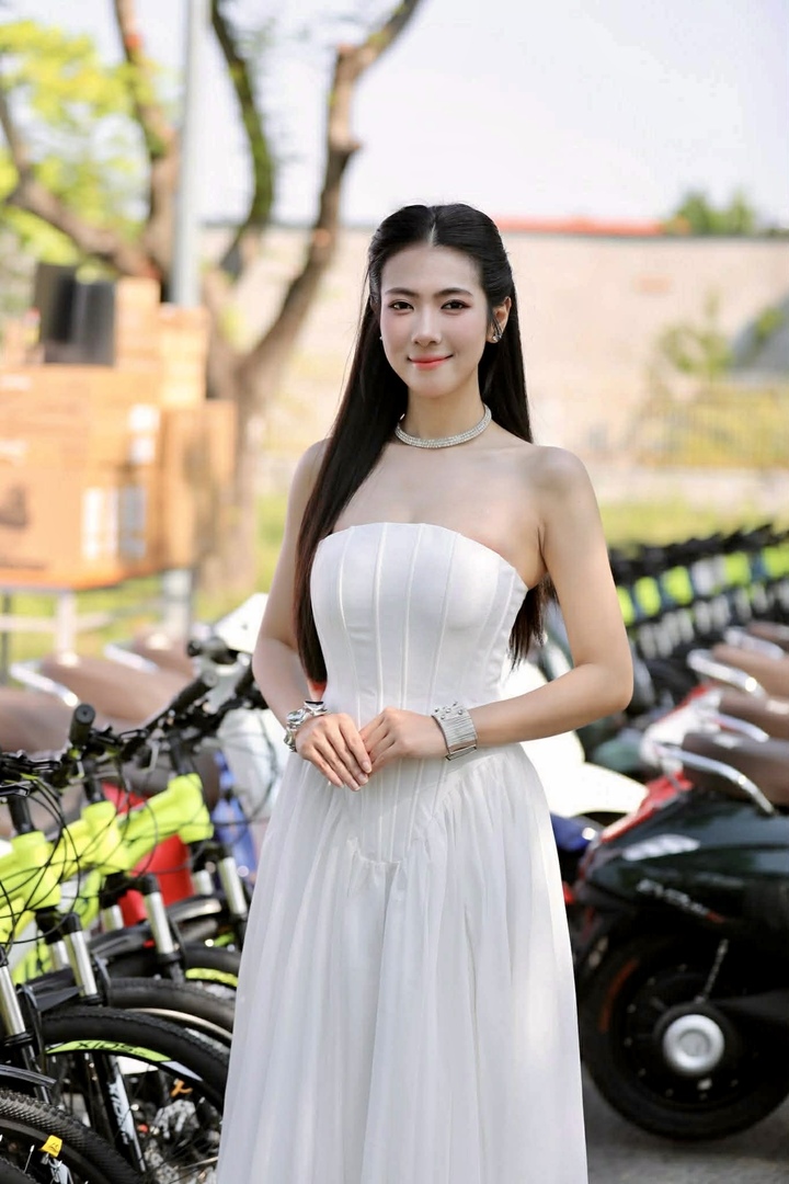 Bước vào Trường Đại học Tài chính – Marketing, theo học ngành Marketing, Hoài Nam không chỉ duy trì kết quả học tập tốt mà còn tích cực tham gia nhiều hoạt động ngoại khóa. Cô thử sức ở các vai trò như MC, biên tập viên, host radio, qua đó rèn luyện khả năng giao tiếp và làm chủ sân khấu.