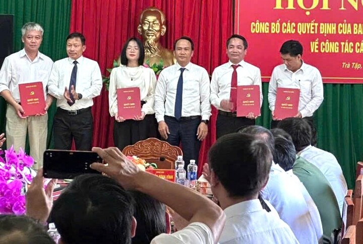 Ông Võ Như Toàn (thứ hai từ phải sang) được chỉ định giữ chức Bí thư Đảng ủy xã Trà Tập. (Ảnh: Đ.T)