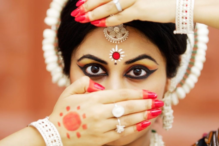 Người Ấn Độ xưa tin rằng dấu ấn Bindi giúp người phụ nữ có thêm sự thông thái. (Ảnh: India Express)