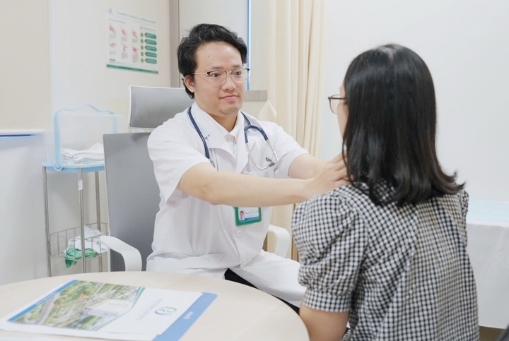 Bác sĩ Duy Anh thăm khám cho người bệnh. (Ảnh: BSCC)