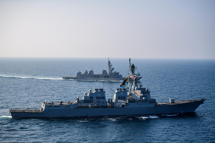 Tàu khu trục mang tên lửa dẫn đường USS Mason (DDG-87) di chuyển song song cùng tàu khu trục JS Akebono (DD-108) của Nhật Bản tại Vịnh Aden ngày 25/11/2023. (Ảnh: Bộ Chiến tranh Mỹ)