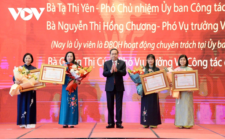 Chủ tịch Quốc hội Trần Thanh Mẫn trao Huân chương Lao động hạng Ba tặng 4 cá nhân có thành tích xuất sắc.