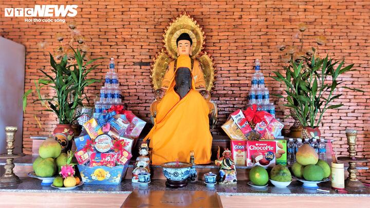 Được người dân xem là tượng Phật nhưng thực ra đây là một pho tượng Chăm thờ thần Siva, có niên đại thế kỷ 15, được tạc bằng đá sa thạch. Tượng cao 0,82m, rộng 0,46m, được thể hiện ngồi trong tư thế thiền, tay trái đặt ngửa giữa hai chân, tay phải lần tràng hạt, gương mặt trầm tư. Đây là tượng độc bản, có hình thức khác hẳn với các tượng thần Siva khác từng được phát hiện ở Bình Định cũ (nay là tỉnh Gia Lai)