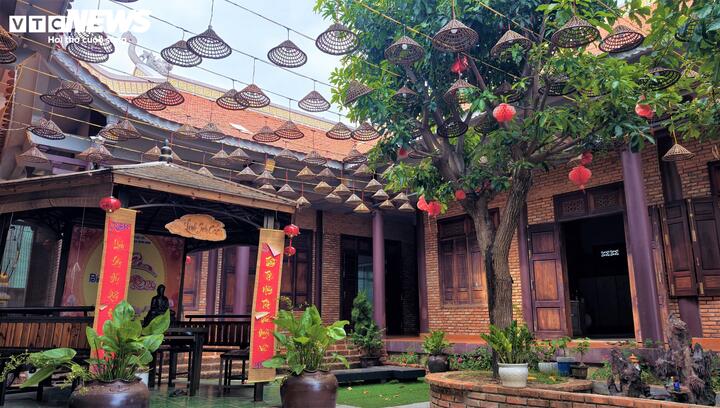 Đến với chùa Linh Sơn, du khách không chỉ được chiêm bái pho tượng Phật Lồi có một không hai mà còn được tận hưởng không gian yên bình từ cây cối xung quanh và những bức tường gạch hoài cổ.
