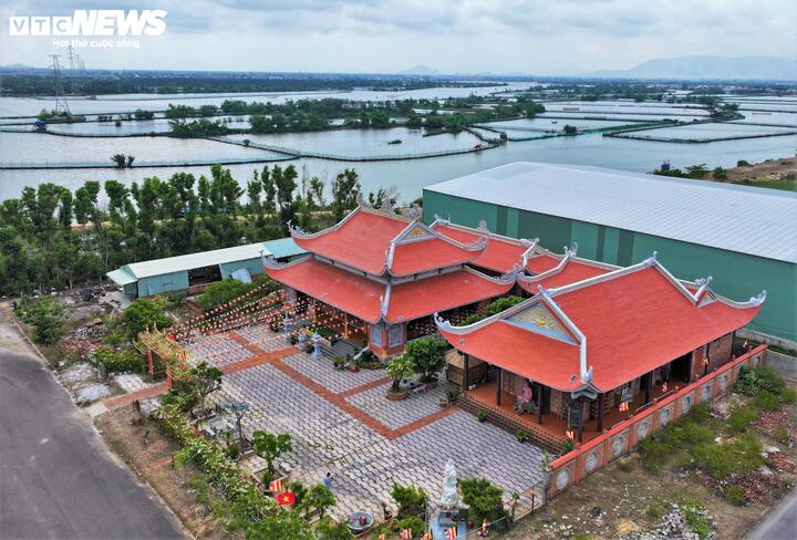 Cách trung tâm phố biển Quy Nhơn bởi cầu Thị Nại băng biển mặn, ngôi chùa nhỏ Linh Sơn hơn trăm tuổi thuộc phường Quy Nhơn Đông, tỉnh Gia Lai nép mình bên Đầm Thị nại. mang vẻ đẹp tĩnh lặng, thanh tịnh.