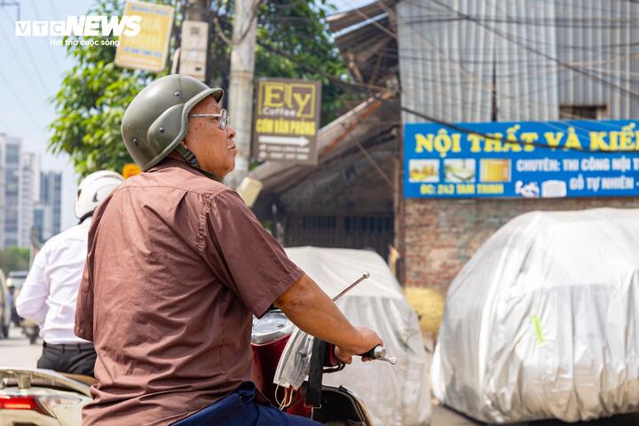 Chứng kiến diện mạo tuyến đường thay đổi nhanh chóng sau kỳ nghỉ lễ, ông Thắng cho biết trước đây khu vực này ken đặc hàng quán buôn bán, nay phần lớn đã được tháo dỡ. Người dân kỳ vọng dự án sớm hoàn thành để giảm ùn tắc và thuận tiện đi lại.