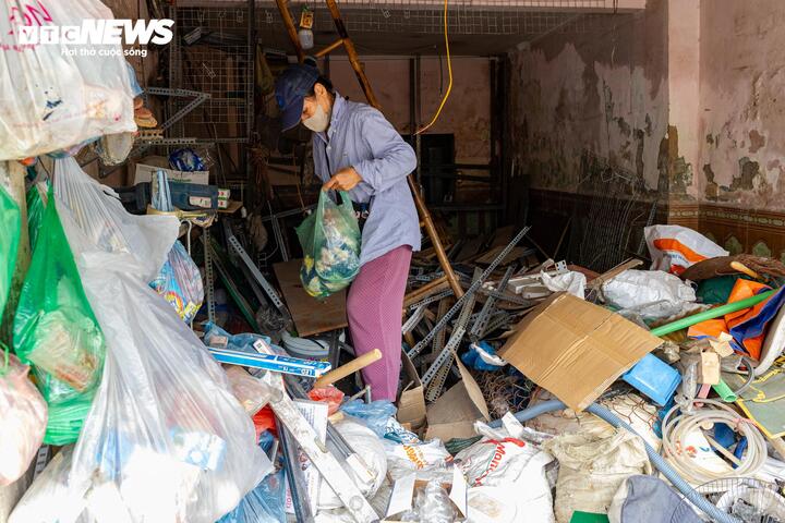 Bà Hoa cho biết gia đình đang chuyển cửa hàng sang địa điểm khác để tiếp tục kinh doanh, phần diện tích còn lại sẽ bàn giao cho dự án trong thời gian tới.
