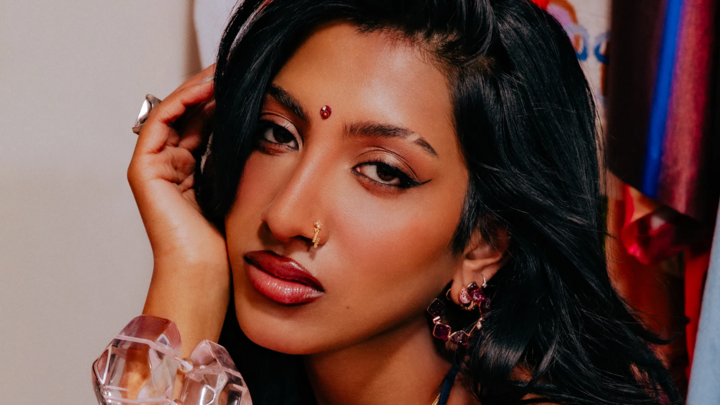 Ngày nay, dấu ấn Bindi còn được làm từ đá quý. (Ảnh: Flickr)