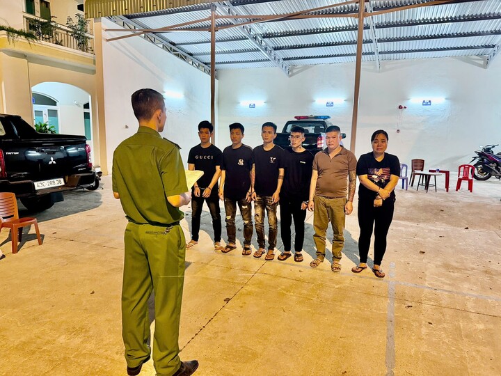 Nhóm người trong đường dây mua bán người bị khởi tố.