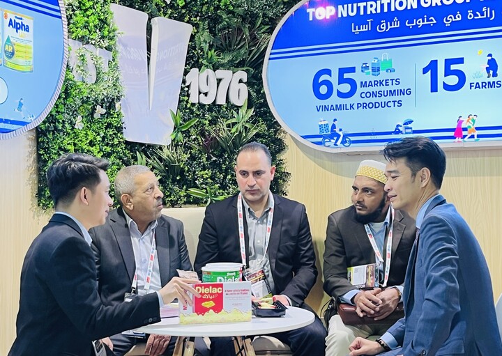 Vinamilk gặp gỡ đối tác, xúc tiến thương mại tại Hội chợ Quốc tế về Thực phẩm và Đồ uống Gulfood 2026 (tại Dubai) vào tháng 1/2026 và vẫn đảm bảo các đơn hàng xuất khẩu qua thị trường Trung Đông trong quý 1. (Ảnh: Vi Nam)