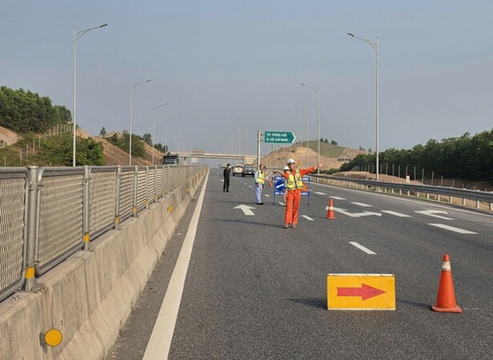 Lực lượng chức năng tiếp tục tạm đóng một số đoạn tuyến trên cao tốc Bắc - Nam đoạn từ Vũng Áng - Cam Lộ để phục vụ thi công lắp đặt hệ thống giám sát và thu phí. (Ảnh: CTV)