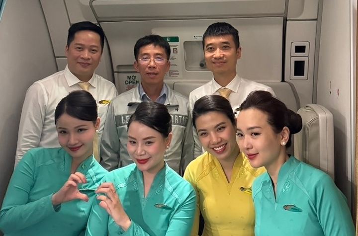 GS.TS Mai Duy Tôn (mặc áo ghi, đứng giữa) chụp ảnh cùng phi hành đoàn.