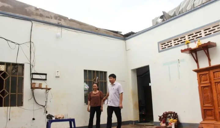 Nhiều căn nhà ở Đồng Nai bị tốc mái do mưa lớn kèm theo lốc xoáy, chiều tối 3/5. (Ảnh: TTXVN)