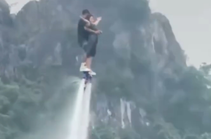 Hình ảnh khách du lịch và vận động viên biểu diễn flyboard trước khi gặp sự cố.