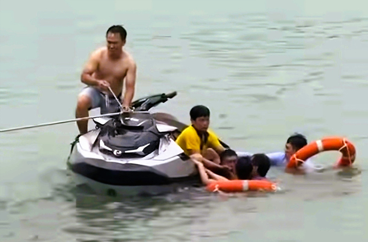 Vận động viện biểu diễn flyboard được lực lượng ứng cứu đưa lên bờ sau sự cố.