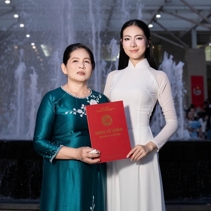 Kết thúc chặng đường đại học, cô tốt nghiệp loại giỏi, đạt kết quả rèn luyện xuất sắc. Nói về định hướng tương lai, nữ sinh cho biết cô mong muốn phát triển trong lĩnh vực truyền thông – marketing, đồng thời theo đuổi những hoạt động có giá trị cho cộng đồng. “Tôi muốn trở thành một người làm nghề có ích, có thể lan tỏa những điều tích cực bằng chính công việc của mình”, Hoài Nam bày tỏ.