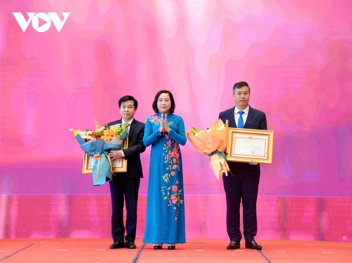 Phó Chủ tịch Quốc hội Nguyễn Thị Thanh trao Bằng khen của Ủy ban Thường vụ Quốc hội tặng các tập thể​.
