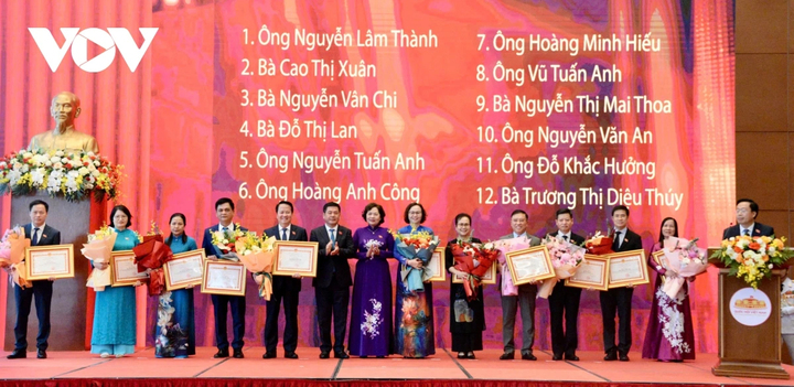 Phó Chủ tịch Quốc hội Nguyễn Hồng Diên, Phó Chủ tịch Quốc hội Nguyễn Thị Hồng trao Bằng khen của Ủy ban Thường vụ Quốc hội tặng các cá nhân có thành tích xuất sắc.