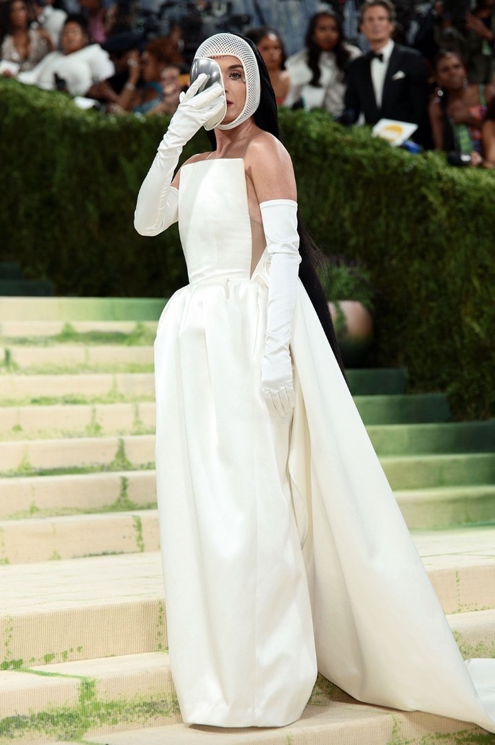 Katy Perry hóa thân thành phi hành gia đấu kiếm từ thiện trên thảm xanh Met Gala 2026. Cô diện chiếc váy trắng cùng chiếc mặt nạ bạc sáng bóng che kín toàn bộ khuôn mặt.