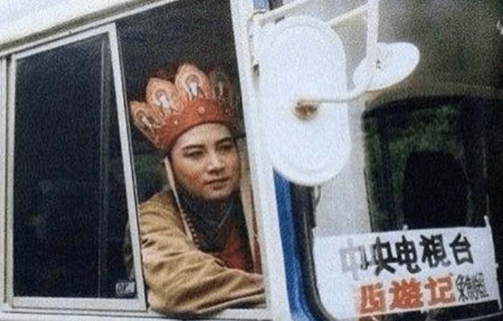 "Đường Tăng" Trì Trọng Thụy đang ngồi trên chiếc xe đoàn với tấm biển "Đài truyền hình trung ương - Đoàn làm phim Tây du ký". Thời điểm này, việc được đóng một bộ phim của Đài truyền hình trung ương cũng là ước ao của nhiều diễn viên.