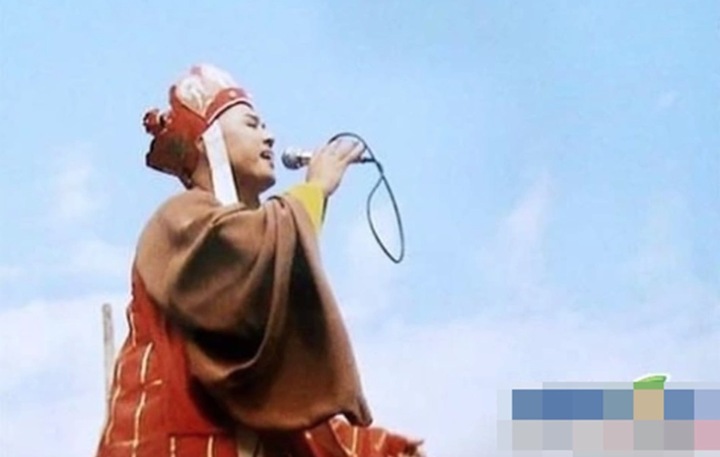 "Đường Tăng" thể hiện tài năng ca hát trong những giây phút nghỉ ngơi.