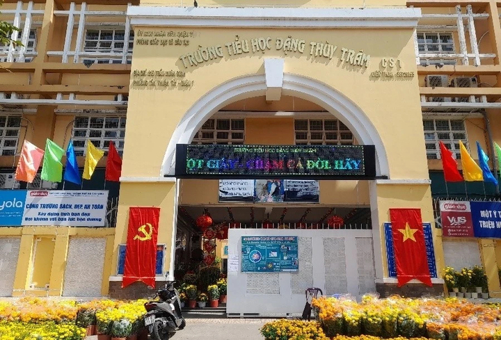 Trường Tiểu học Đặng Thùy Trâm tạm dừng bán trú sau vụ nghi ngộ độc thực phẩm. (Ảnh: Website nhà trường)