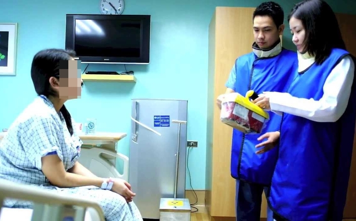 Khi có đầy đủ dụng cụ che chắn, thời gian thăm khám tinh gọn, giữ khoảng cách hợp lý thì bác sĩ vẫn có thể tiếp xúc với người bệnh đã uống thuốc phóng xạ. (Ảnh minh hoạ: BSCC)