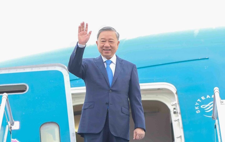 Sáng 5/5/2026, Tổng Bí thư, Chủ tịch nước Tô Lâm cùng Đoàn đại biểu cấp cao Việt Nam rời Hà Nội, lên đường thăm cấp Nhà nước tới Cộng hòa Ấn Độ.