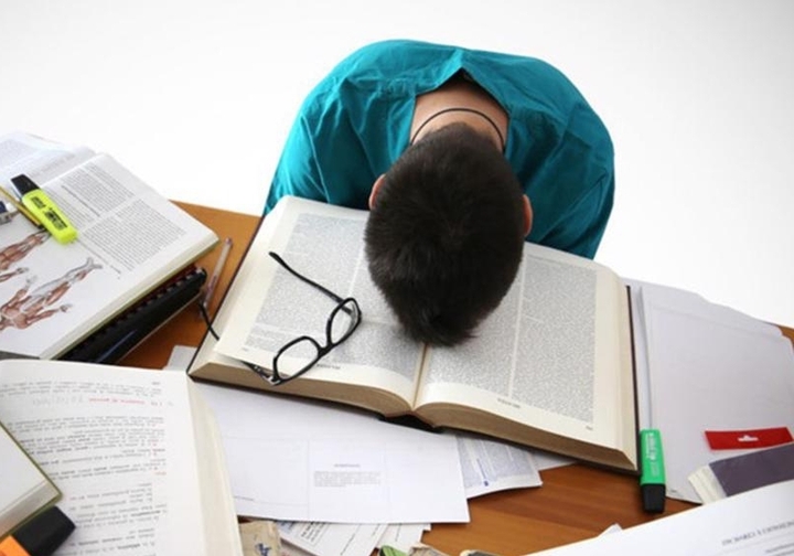 Sau 5 năm, cậu vẫn chưa hoàn thành chương trình đại học, sống thu mình, ít giao tiếp và gần như mất động lực học tập.