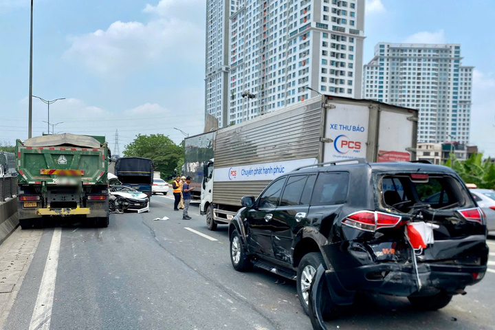 Các xe ô tô đều hư hỏng sau tai nạn liên hoàn.