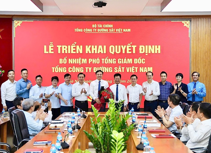 Tập thể lãnh đạo Tổng công ty Đường sắt Việt Nam chúc mừng ông Cầm Anh Tuấn. (Ảnh: Báo Chính phủ)