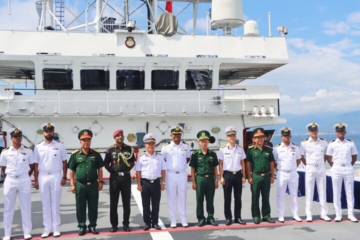 Tàu Nghiên cứu Hải dương học Hải quân Ấn Độ INS SAGARDHWANI thăm Việt Nam hôm 5/5. (Ảnh: Đại sứ quán Ấn Độ)