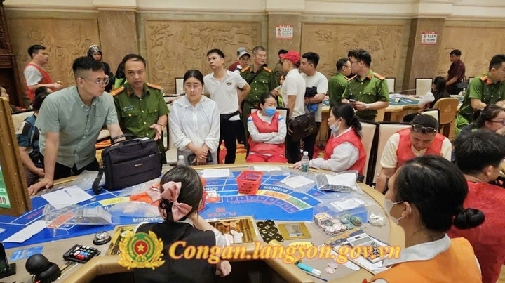 Các đối tượng tham gia đánh bạc. (Ảnh: Công an Lạng Sơn)