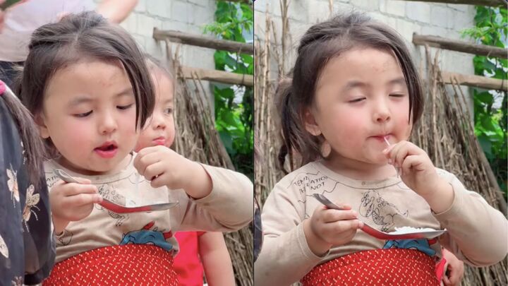 Trông em bé ngoan ngoãn, nhiều dân mạng bảo đưa con lên để học hỏi. (Ảnh chụp màn hình)