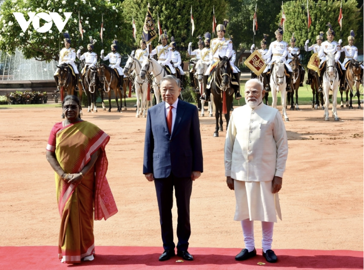 Tổng thống Ấn Độ Droupadi Murmu và Thủ tướng Ấn Độ Narendra Modi đã chủ trì lễ đón trọng thể Tổng Bí thư, Chủ tịch nước Tô Lâm thăm cấp Nhà nước tới Ấn Độ.