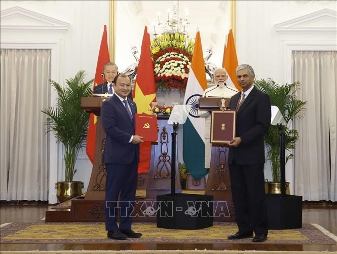 Tổng Bí thư, Chủ tịch nước Tô Lâm và Thủ tướng Cộng hòa Ấn Độ Narendra Modi chứng kiến lễ trao các văn kiện hợp tác giữa 2 nước. (Ảnh: Thống Nhất/TTXVN)