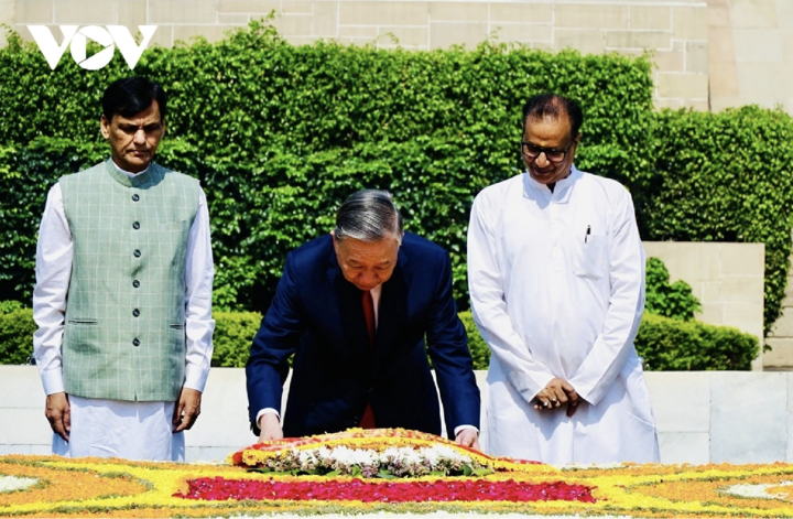 Tổng Bí thư, Chủ tịch nước Tô Lâm đặt vòng hoa tại đài tưởng niệm Mahatma Gandhi