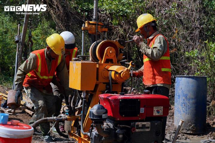 Theo một kỹ thuật viên lấy mẫu, công việc được chia theo ca trong ngày, bắt đầu từ 7h đến 11h, nghỉ trưa, sau đó tiếp tục từ 13h đến 17h. Mỗi mũi khoan có độ sâu tiêu chuẩn khoảng 80m, thời gian thực hiện kéo dài từ 2 - 3 ngày tùy điều kiện địa chất.