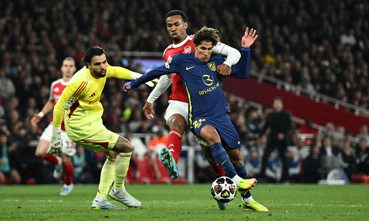 Simeone vượt qua thủ môn Arsenal nhưng không thể ghi bàn gỡ hòa. (Ảnh: Reuters)