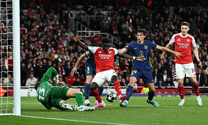 Saka ghi bàn đưa Arsenal vào chung kết Champions League. (Ảnh: Reuters)