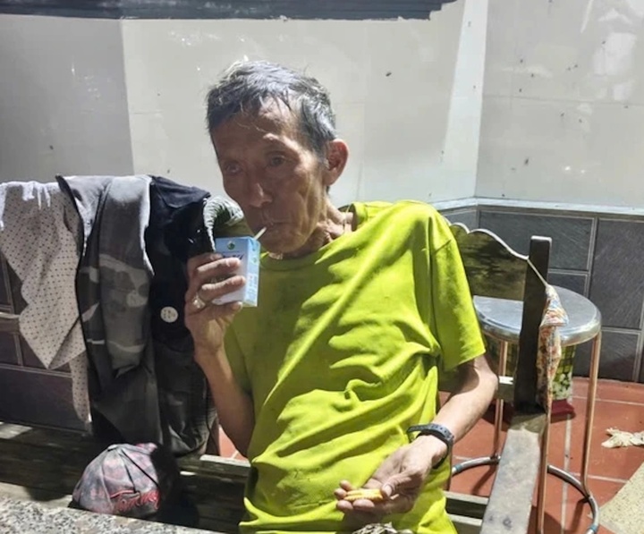 Ông Nguyễn Quang được lực lượng công an cơ sở hỗ trợ ăn uống, hồi phục sức khoẻ trước khi xác minh, liên hệ cho thân nhân đến đón về nhà. (Ảnh: Đắc Lực)