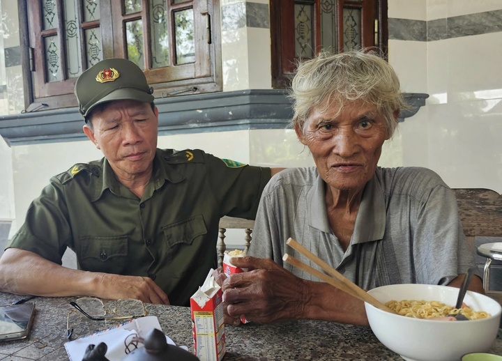 Ông Sơn đi lạc từ trung tâm TP Huế và ngất xỉu trong rừng ở xã Hưng Lộc được lực lượng công an hỗ trợ kịp thời