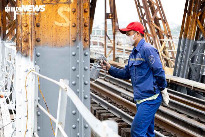 Công nhân thi công sơn mới hệ thống lan can cầu Long Biên, đây là một trong những hạng mục quan trọng của đợt sửa chữa này.