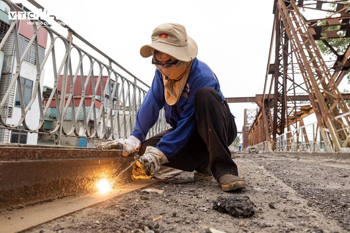 Hệ thống máng thoát nước bằng thép cũng đang được thay thế, góp phần đảm bảo khả năng tiêu thoát nước và kéo dài tuổi thọ công trình.