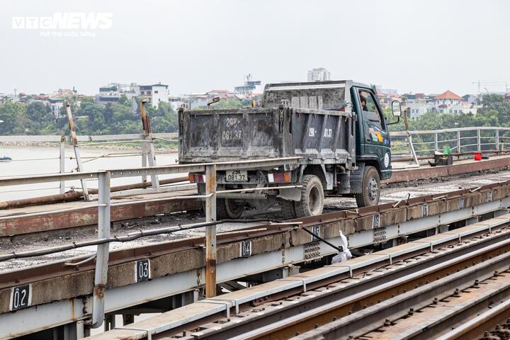 Theo đại diện nhà thầu, khó khăn lớn nhất là mặt bằng thi công trên cầu Long Biên chật hẹp, các phương tiện cơ giới cỡ lớn không thể tiếp cận. Để khắc phục, đơn vị tổ chức 4 mũi thi công, chia nhỏ lực lượng, triển khai theo từng tốp để thực hiện đổ bê tông toàn bộ mặt cầu. Trong suốt kỳ nghỉ lễ Giỗ Tổ và 30/4 - 1/5, công trường vẫn duy trì thi công 3 ca liên tục nhằm đảm bảo tiến độ theo giấy phép của Sở Xây dựng Hà Nội.