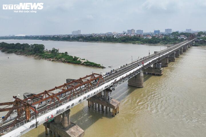 Từ 28/3 đến 27/5, Hà Nội tổ chức cấm xe máy và người đi bộ qua cầu Long Biên phục vụ thi công dự án sửa chữa đột xuất đường bộ hành, đường xe máy và xe thô sơ trên cây cầu này.