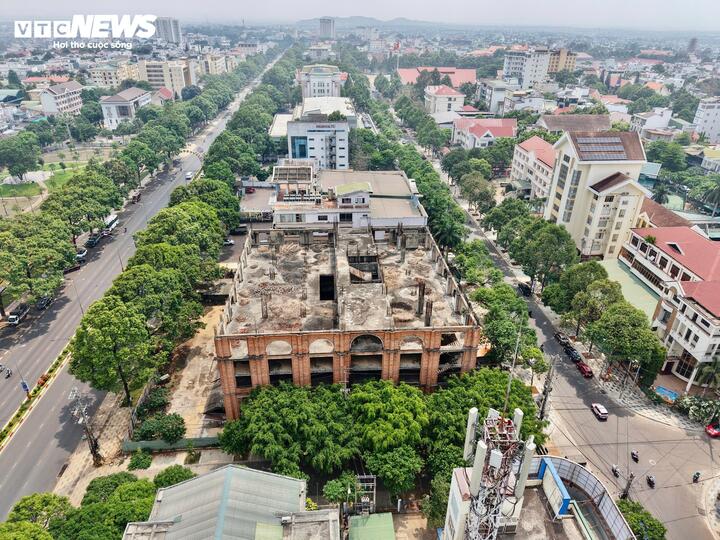 Tuy nhiên, việc thi hành án gặp vướng mắc liên quan đến việc thu hồi đất, xử lý tài sản trên đất. Do đó, UBND tỉnh Đắk Lắk giao các đơn vị chuyên môn tham mưu hướng xử lý vừa thu hồi được đất, vừa kêu gọi đầu tư.